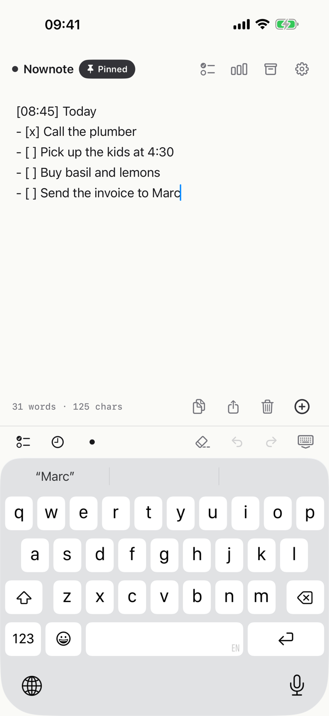 The Nownote editor: one note with a timestamp and a checklist, pinned to the Lock Screen, keyboard open